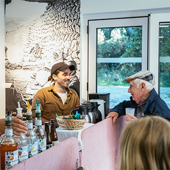Un Dimanche chez Germaine, la buvette est ouverte ! © Mathieu Menard