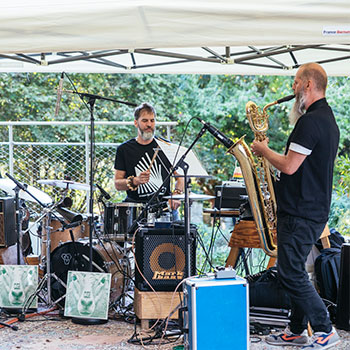 Un Dimanche chez Germaine, le groupe CUSH au jardin © Mathieu Menard